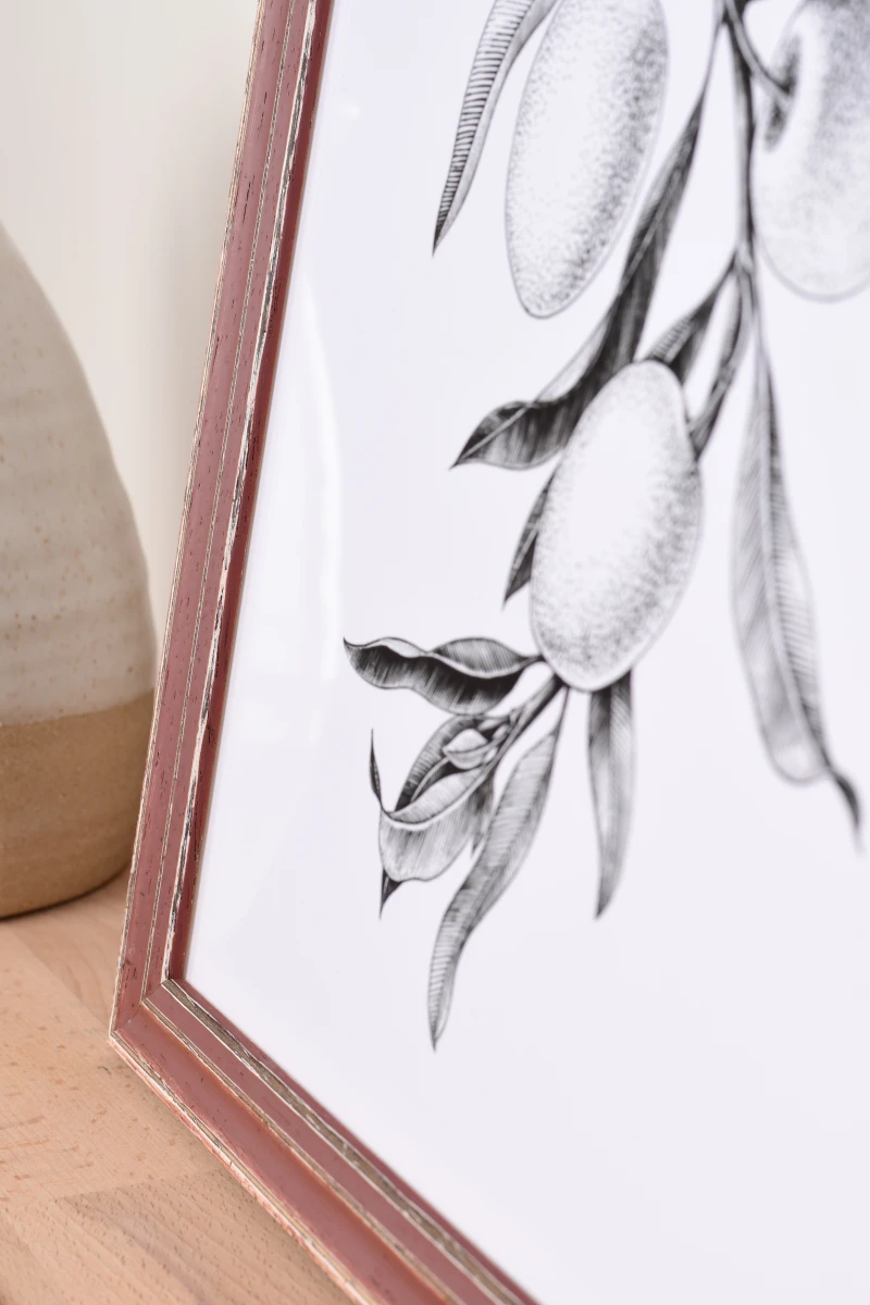 Gros plan : cadre photo en bois Luise marron, intégré dans un intérieur cosy. Idéal pour tes photos avec MonCadrePréféré.