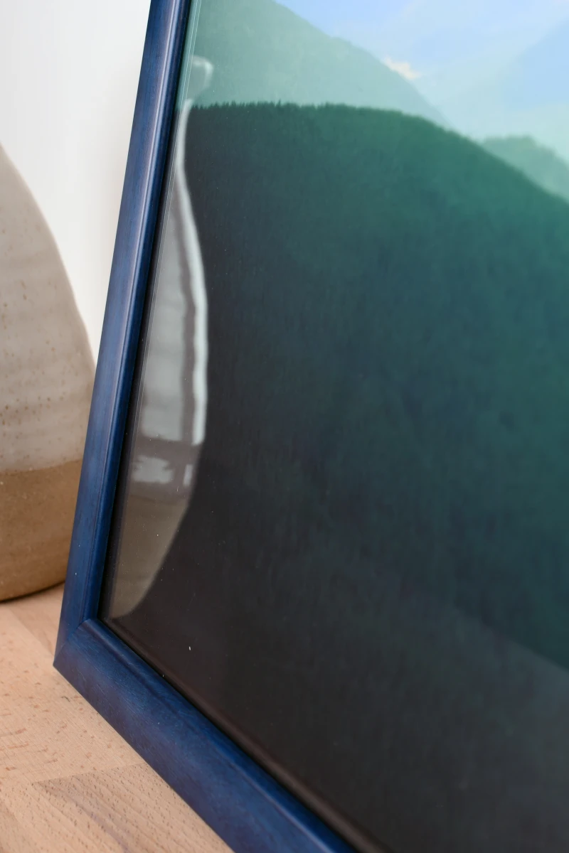Découvre le cadre photo en bois Greta au style maritime pour ton intérieur, une belle idée déco signée MonCadrePréféré – Gros plan.
