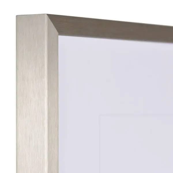 Découvre la vue détaillée de l'angle d'un élégant cadre photo en aluminium Mika gris brossé, avec sa finition anodisée mate exclusive de MonCadrePréféré.