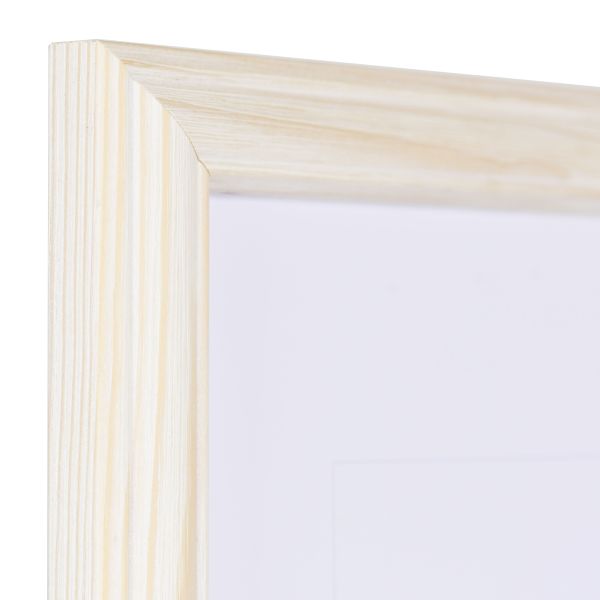 Angle de cadre photo Finja en bois blanc pastel, style campagne. Profil avec courbure aplatie et bord extérieur surélevé.