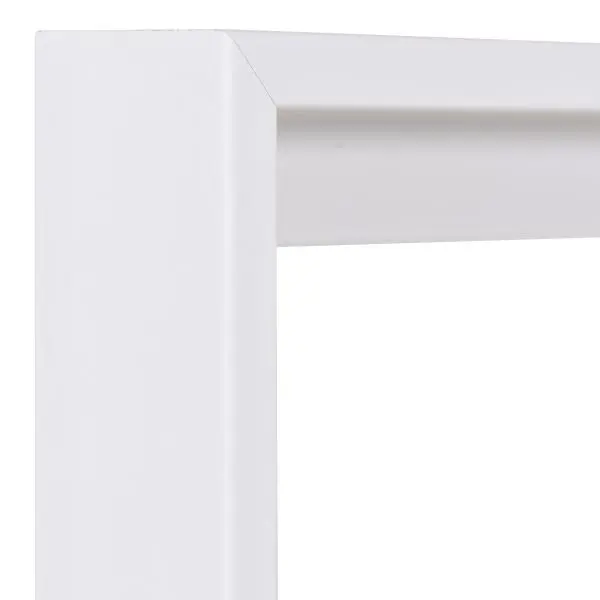 Admire l'angle du cadre Joline, un profil bois blanc moderne. Discret, il offre un élégant effet d'ombre flottante pour tes œuvres.