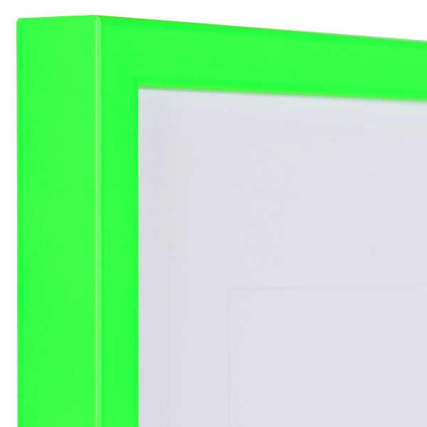 Découvre l'angle moderne de ce cadre photo Bonnie en bois vert néon. Une pièce unique de MonCadrePréféré pour tes plus belles images.