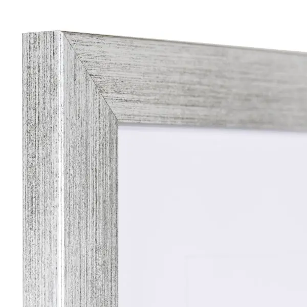 Voici l'angle de ton cadre photo argenté MonCadrePréféré, avec sa structure bois visible, sa surface lisse et son profil épuré.