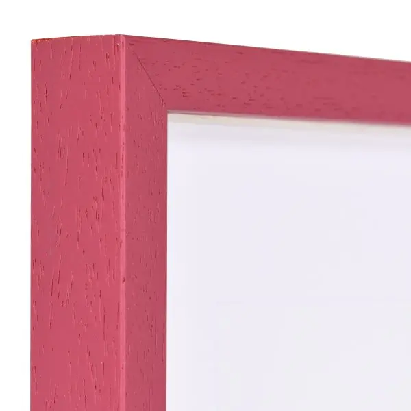 Découvre ici la finesse et le style du cadre photo Nele en bois rouge. Un coin étroit et élégant pour tes plus belles images chez MonCadrePréféré.