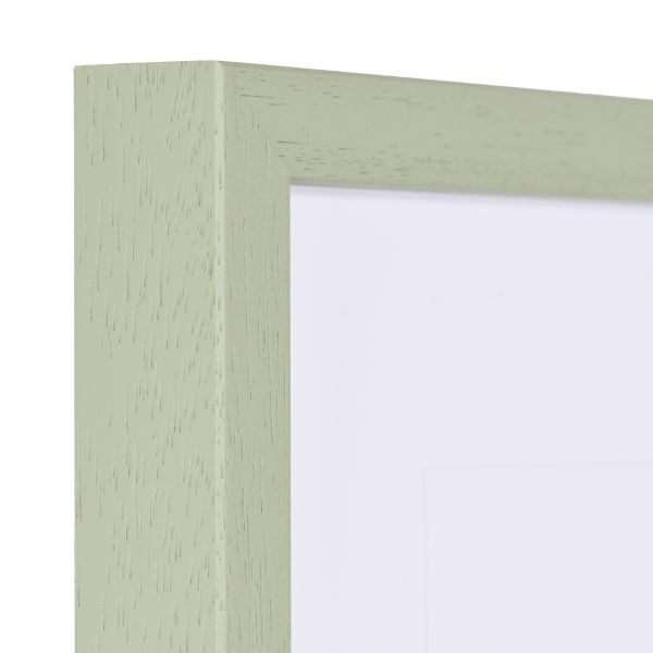 Découvre l'angle moderne de ce cadre photo en bois Nele vert, fin et élégant chez MonCadrePréféré.