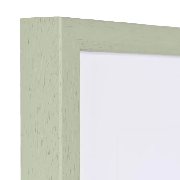 Découvre l'angle moderne de ce cadre photo en bois Nele vert, fin et élégant chez MonCadrePréféré.