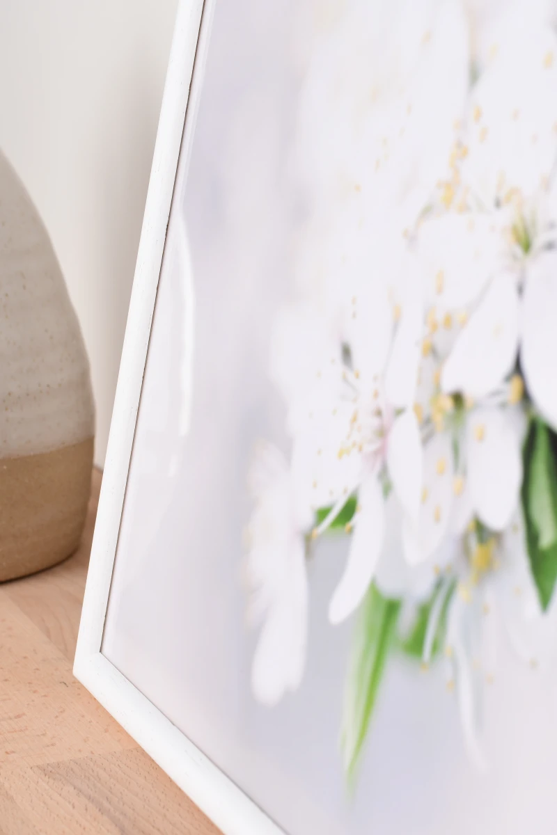 Découvre ce cadre photo Ava en bois blanc de MonCadrePréféré, parfait pour ton intérieur. Ce gros plan te montre les détails de sa finition élégante, idéal pour valoriser tes souvenirs dans un salon moderne.