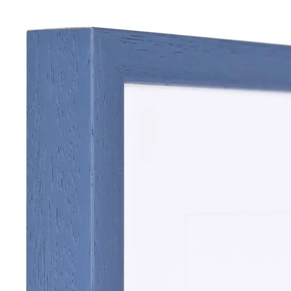 Regarde l'angle de ce cadre photo moderne en bois Nele. Son profil fin et sa belle teinte bleue MonCadrePréféré sublimeront parfaitement tes photos.