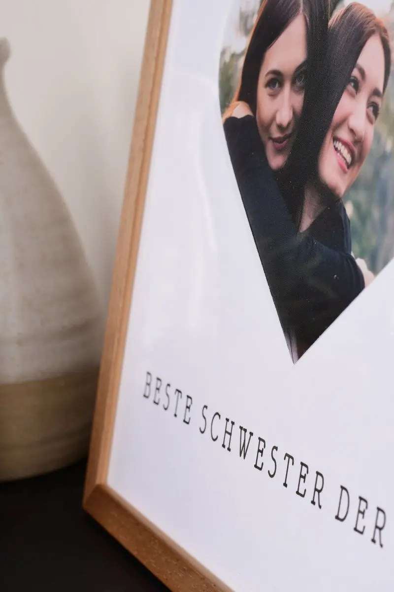 Gros plan sur ton cadre photo 30x30 en chêne avec passe-partout cœur, un cadeau pour ta meilleure sœur du monde chez MonCadrePréféré.