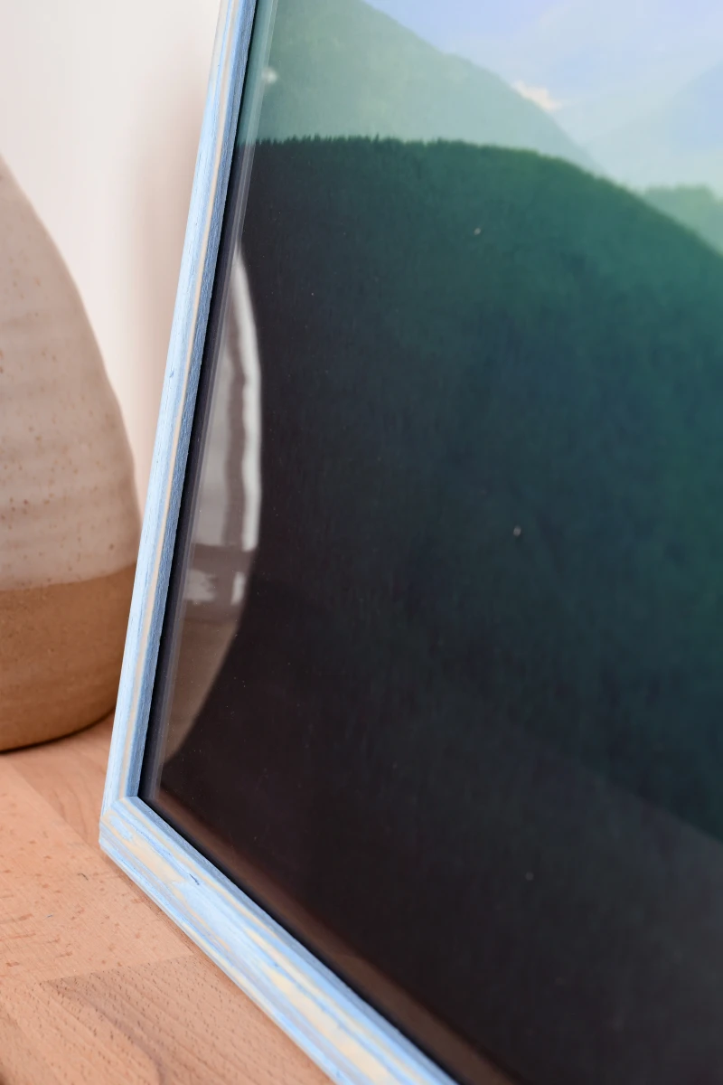 Découvre le cadre photo en bois Finja bleu, parfait pour ton intérieur. MonCadrePréféré te montre un gros plan de son design et de sa finition.
