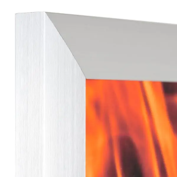 Découvre ici le coin d'un cadre pare-feu argenté en aluminium brossé, inoxydable, parfait pour tes oeuvres.