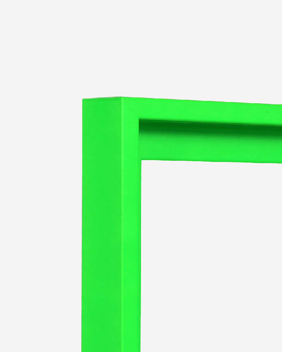 Vue de l’angle d’un cadre de type caisse américaine en vert néon pour toiles.