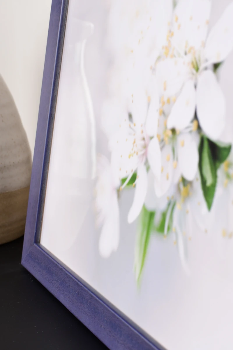 Découvre ce cadre photo en bois Emma lilas de MonCadrePréféré. Un gros plan dans un intérieur cosy pour sublimer tes photos.