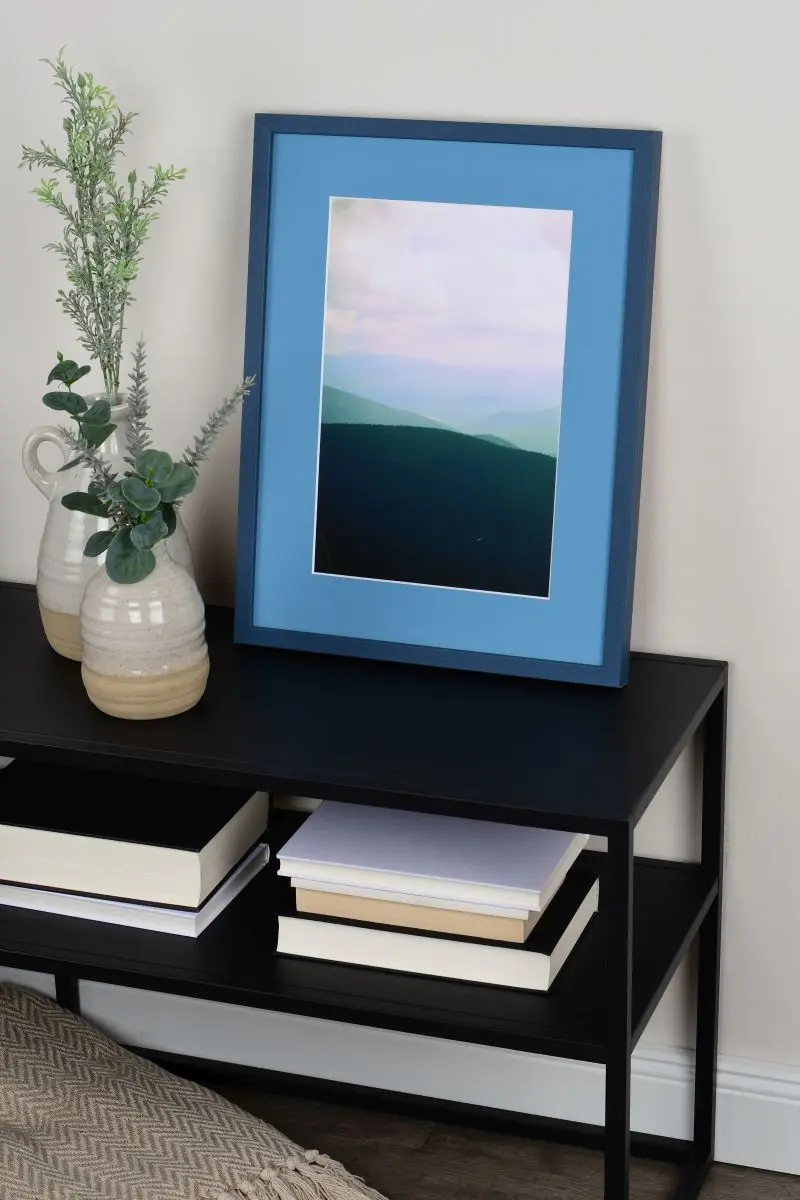 Découvre ton cadre photo MonCadrePréféré avec un passe-partout bleu Atlantique, parfait pour illuminer ton intérieur.