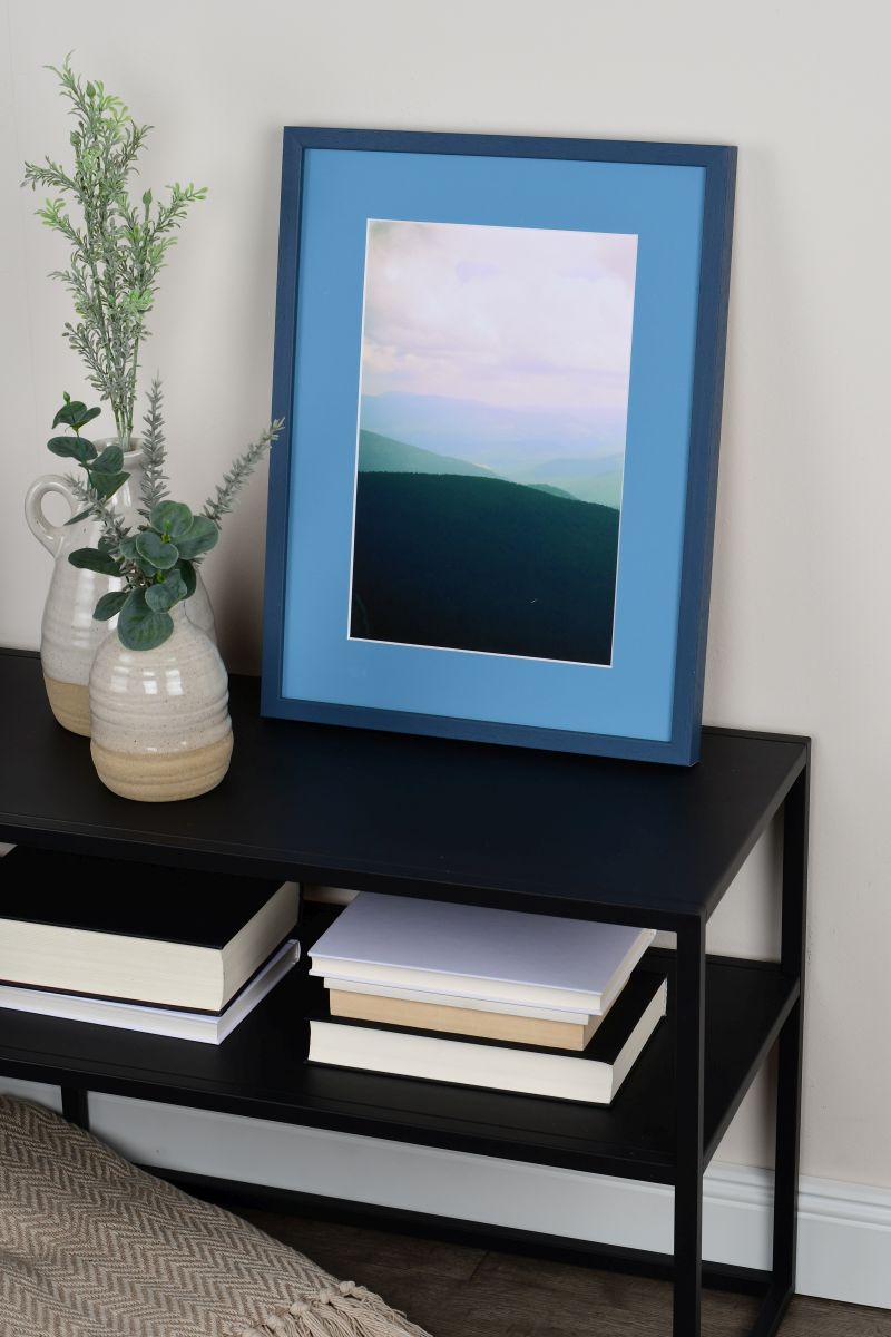 Découvre ton cadre photo MonCadrePréféré avec un passe-partout bleu Atlantique, parfait pour illuminer ton intérieur.
