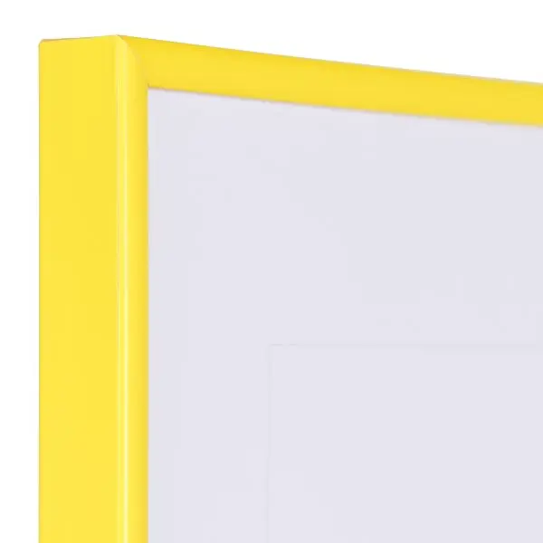 Vue de l'angle d'un cadre photo Sara en plastique jaune, fin, avec un profil semi-rond. Idéal pour tes photos avec MonCadrePréféré.