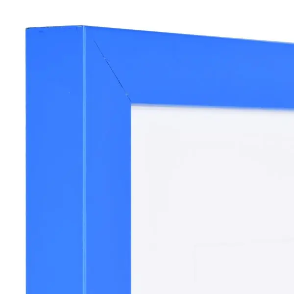Vue du coin du cadre photo Paula en bois bleu marine, avec sa surface lisse et son profil cubique unique.