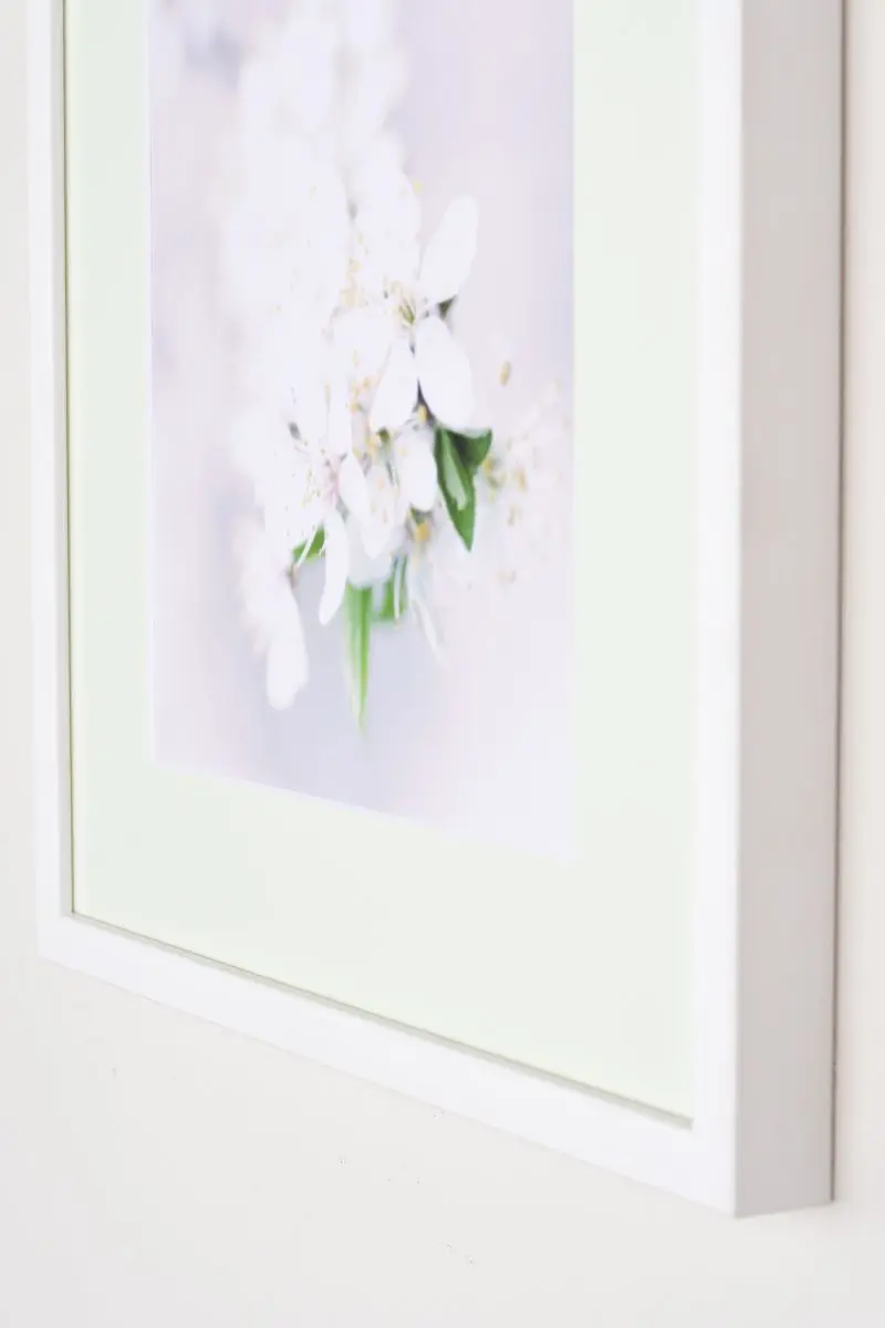 Ton cadre photo avec passe-partout vert mousse de MonCadrePréféré, présenté dans un intérieur moderne. Idéal pour sublimer tes murs.