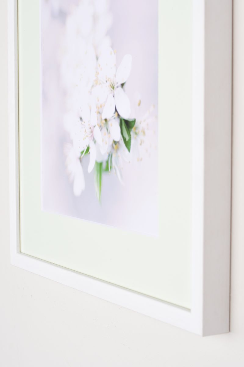 Ton cadre photo avec passe-partout vert mousse de MonCadrePréféré, présenté dans un intérieur moderne. Idéal pour sublimer tes murs.