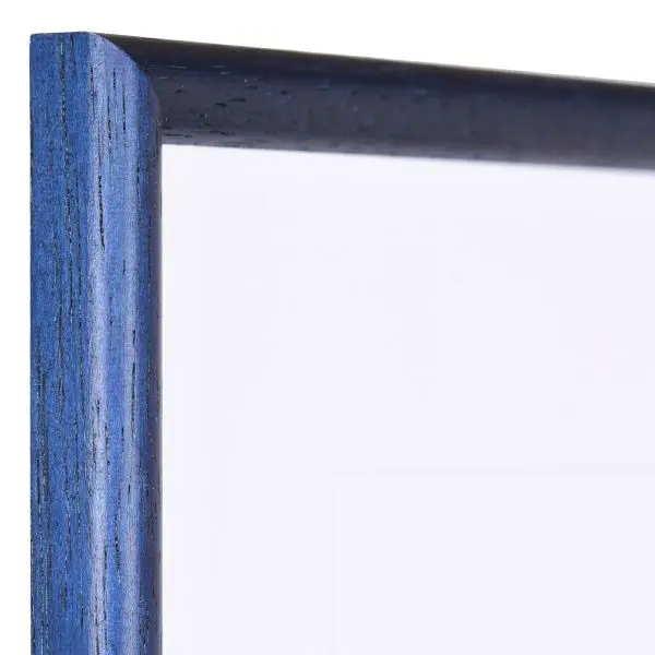 L'angle d'un cadre classique en bois bleu, à pores ouverts, avec un profilé demi-rond fin. Une pièce MonCadrePréféré.