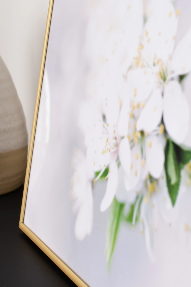 Ce cadre photo Luca en aluminium doré, en gros plan, s'intègre harmonieusement dans ton intérieur. Qualité et design MonCadrePréféré pour ta déco.
