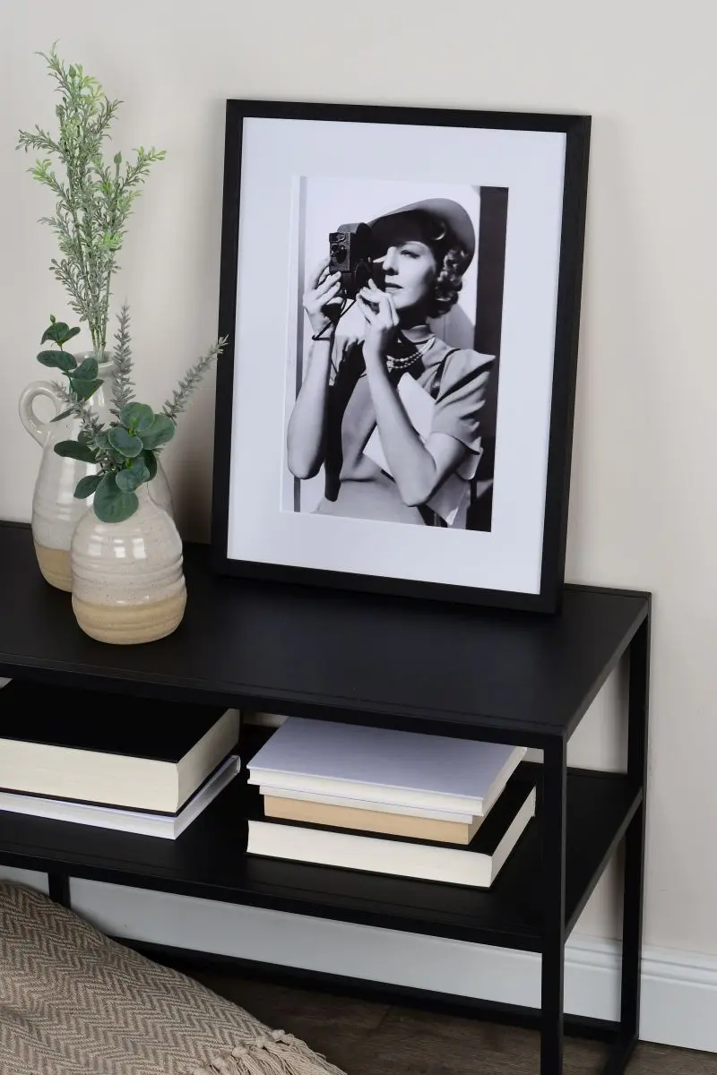 Admire ce cadre photo avec passe-partout couleur Sky, joliment intégré dans un intérieur cosy. Sublime tes images avec MonCadrePréféré.