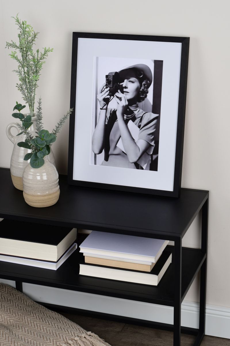 Admire ce cadre photo avec passe-partout couleur Sky, joliment intégré dans un intérieur cosy. Sublime tes images avec MonCadrePréféré.
