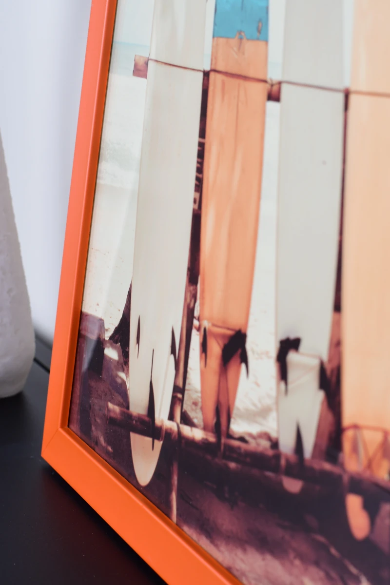 Gros plan du cadre photo en bois Paula orange MonCadrePréféré. Idéal pour tes souvenirs, il apporte modernité et chaleur à ton intérieur.