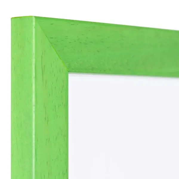 Découvre l'angle de ton cadre photo en bois Emma vert. Admire la structure du bois visible, sa surface lisse et son profil anguleux et épuré.