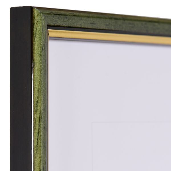Découvre l'angle élégant de ton cadre photo en bois Carina vert de MonCadrePréféré, avec son fin filet doré intérieur.