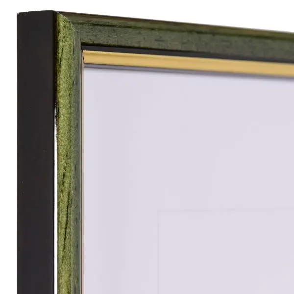 Découvre l'angle élégant de ton cadre photo en bois Carina vert de MonCadrePréféré, avec son fin filet doré intérieur.