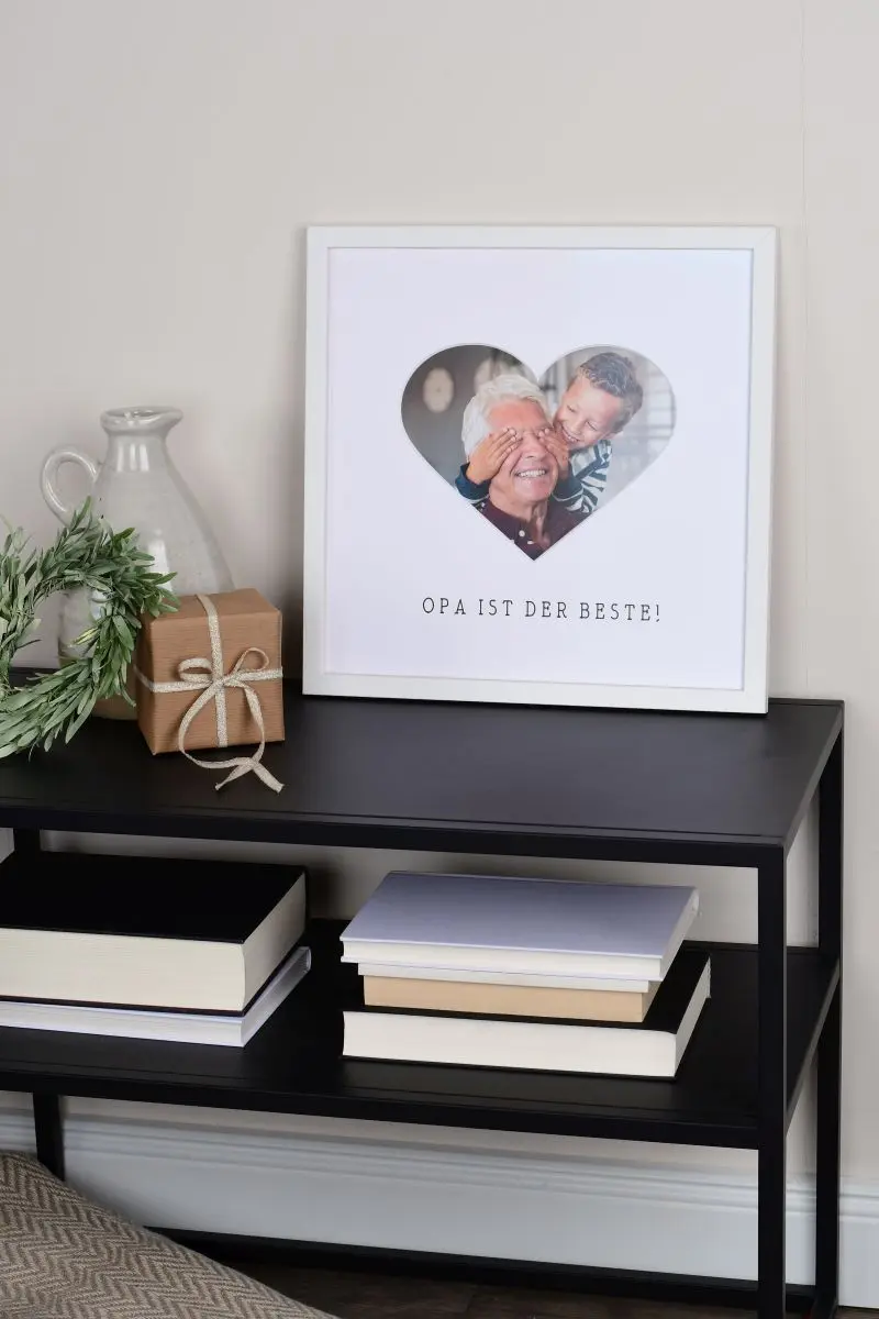 Cadre photo 30x30 blanc avec passe-partout cœur pour Papi, intégré dans ton salon. Imagine MonCadrePréféré embellissant ton intérieur.