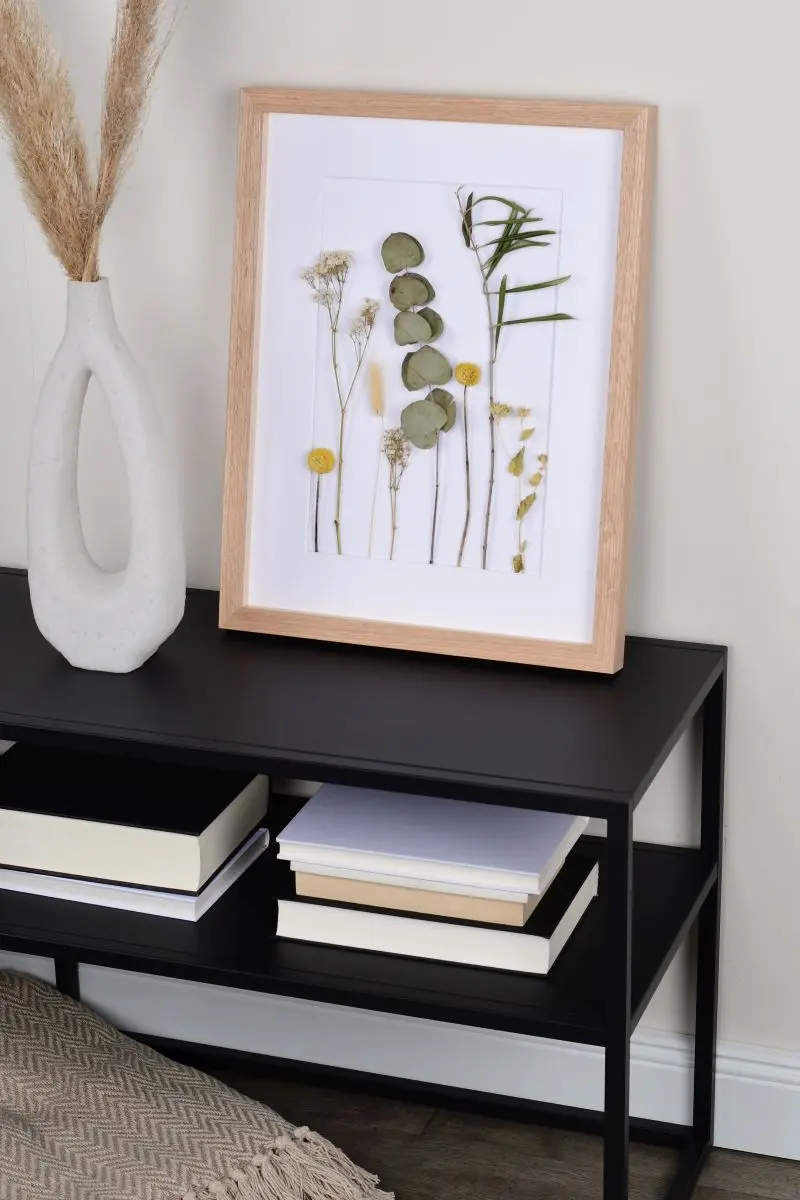 Découvre le cadre photo en bois Lara de MonCadrePréféré, avec entretoise, en chêne. Idéal pour embellir ton intérieur et tes photos.