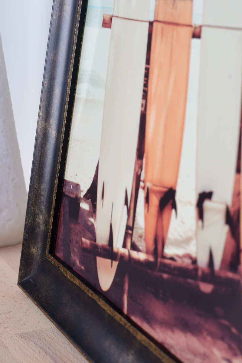 Découvre le cadre photo en bois Aurelia noir, de qualité supérieure, mis en valeur dans un salon élégant MonCadrePréféré. Gros plan.