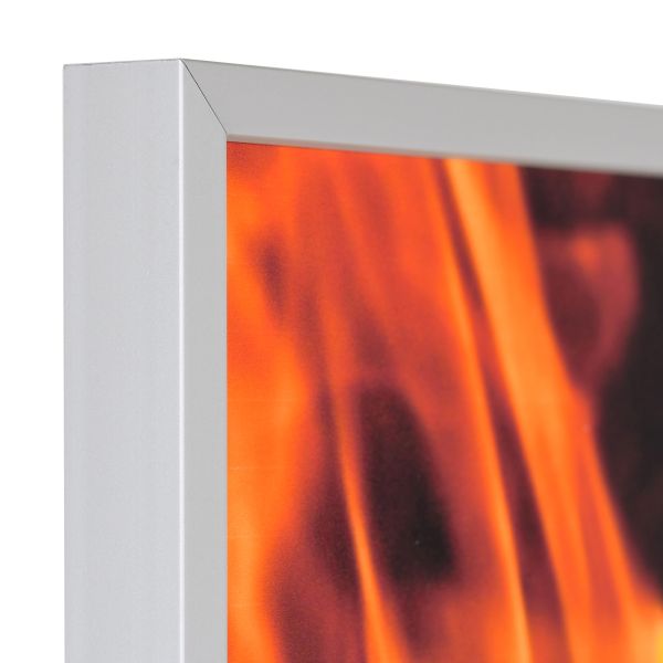 Détail du coin d'un cadre photo anti-feu argenté Mika-A1 MonCadrePréféré, en aluminium anodisé, robuste et au design anguleux.