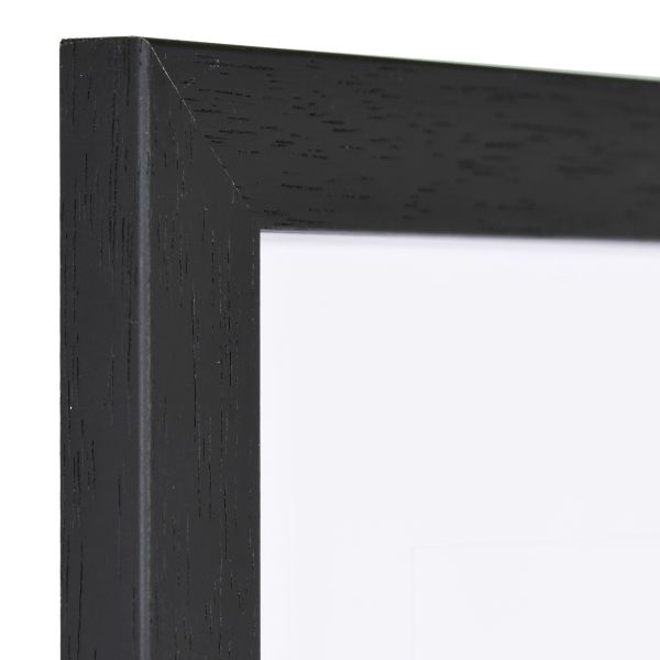 Admire l'angle de ce cadre photo Thea en bois noir, avec sa finition offenporig de haute qualité MonCadrePréféré.