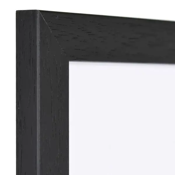 Admire l'angle de ce cadre photo Thea en bois noir, avec sa finition offenporig de haute qualité MonCadrePréféré.
