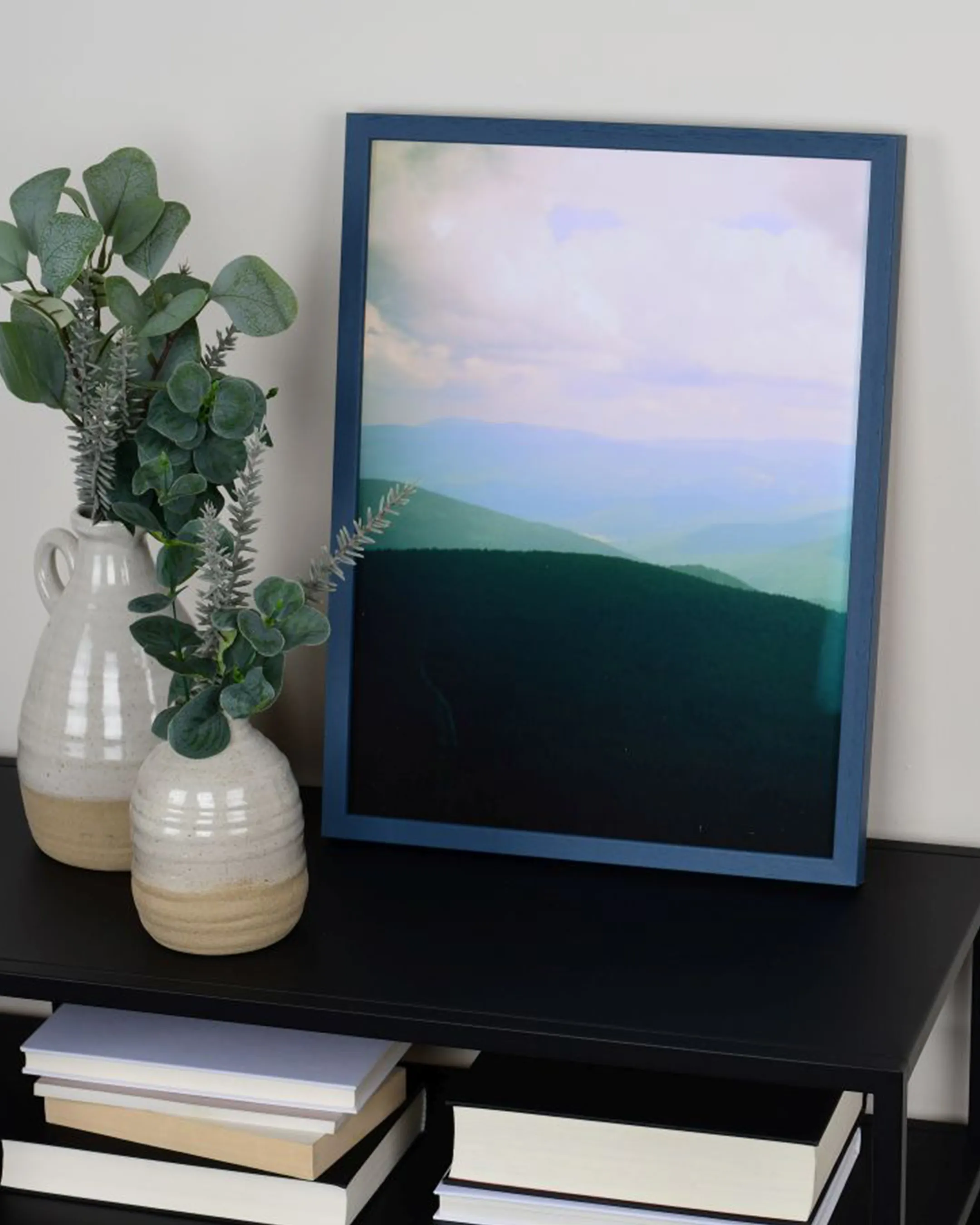 Cadre en bois Nele bleu dans un intérieur