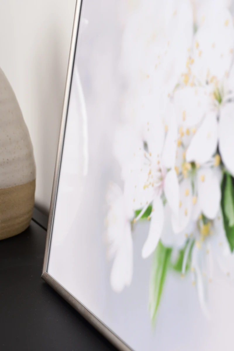 Découvre notre cadre photo en plastique Sara couleur platine dans un intérieur moderne - gros plan. Il sublime tes souvenirs avec MonCadrePréféré.