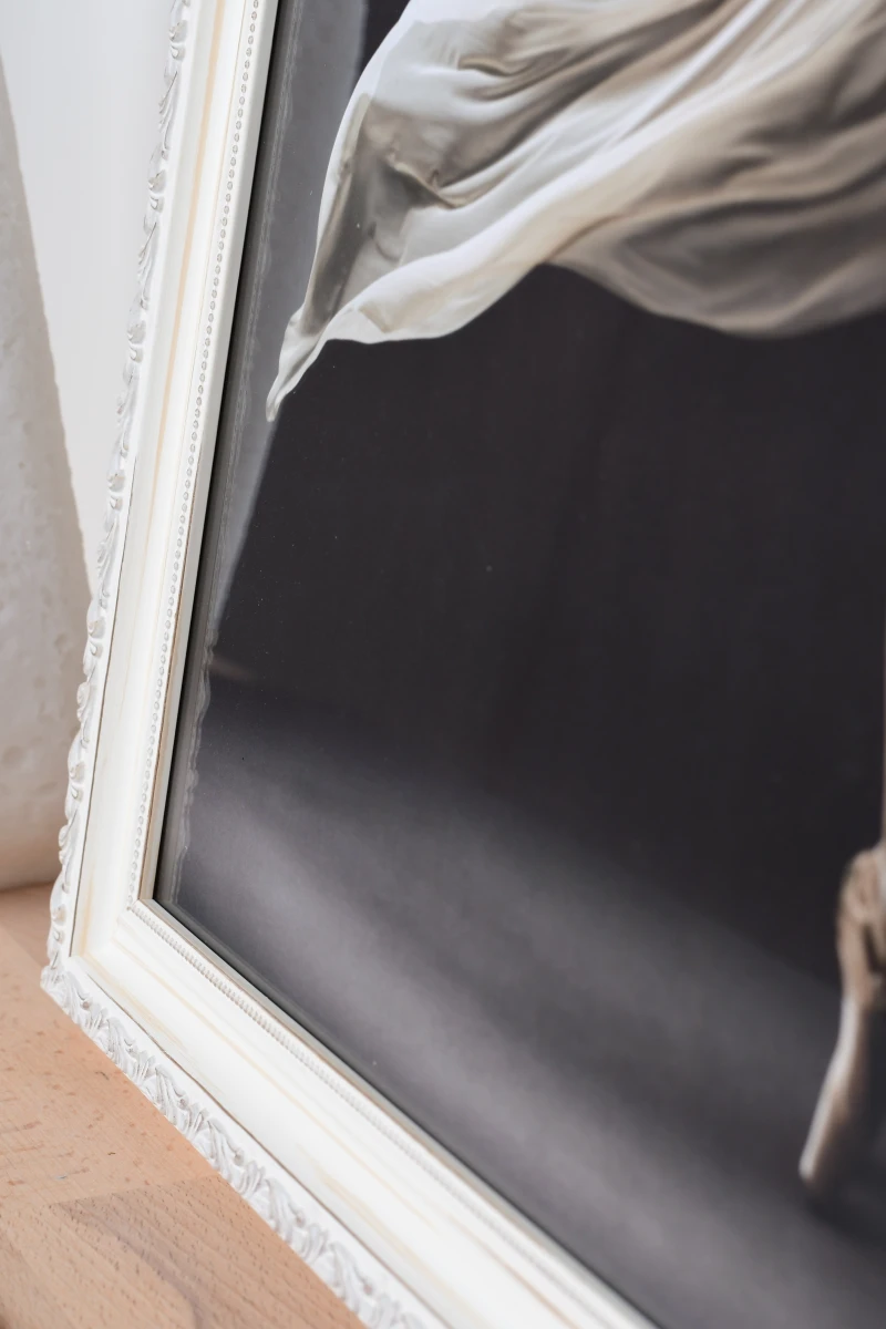 Découvre ce gros plan sur le cadre photo Lysann en bois blanc, parfaitement mis en scène dans un intérieur chaleureux MonCadrePréféré.