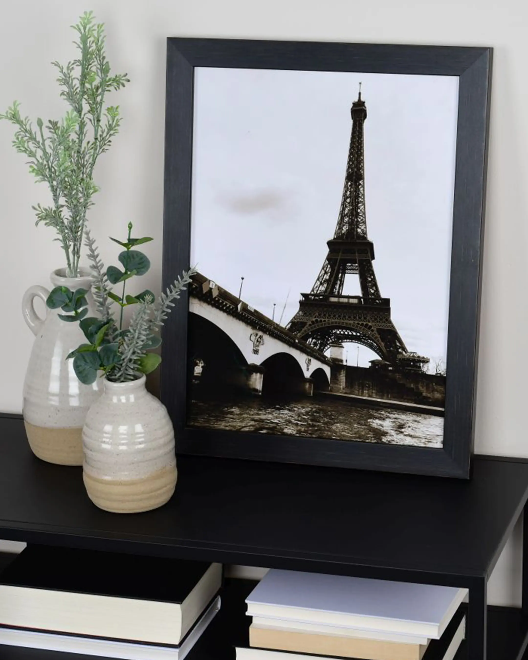 Cadre en bois Alina noir dans un intérieur