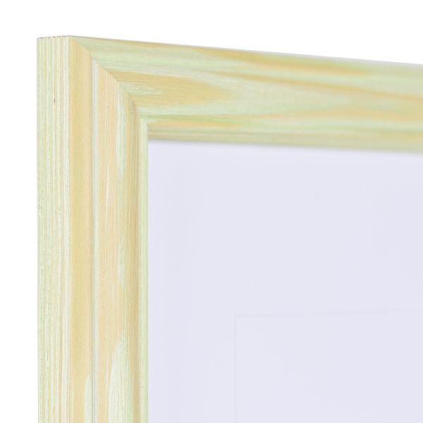 Angle d'un cadre photo bois vert pastel style campagne. Profil aplati, courbure et bord extérieur surélevé. Exclusif MonCadrePréféré.