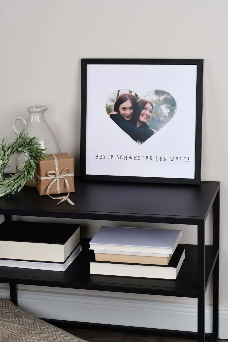 Découvre ce superbe cadre photo 30x30 noir avec passe-partout cœur. Le cadeau parfait de MonCadrePréféré pour la meilleure sœur du monde, style Wohnambiente.