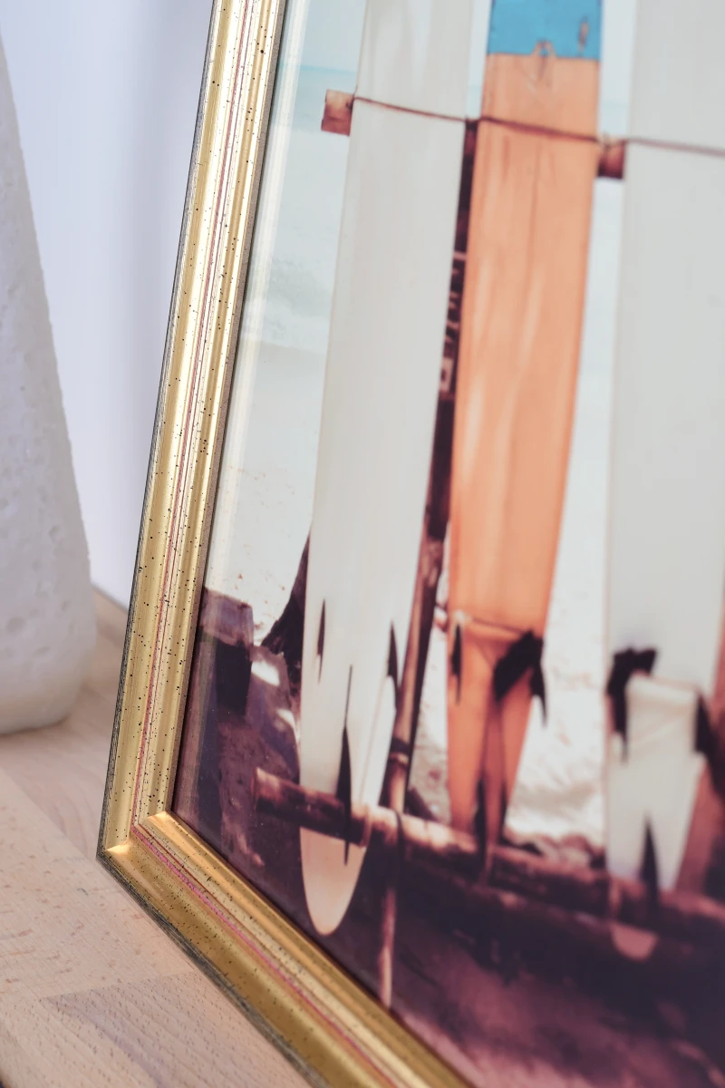 Découvre le cadre photo Sina en bois doré de MonCadrePréféré. Admire sa beauté en gros plan dans un intérieur chaleureux.