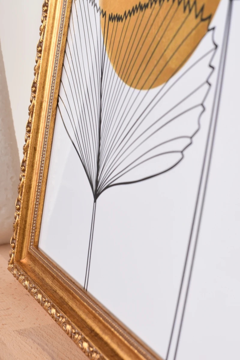 Ce cadre photo Lysann de MonCadrePréféré en bois doré ancien embellit ton salon. Découvre ce produit de qualité.
