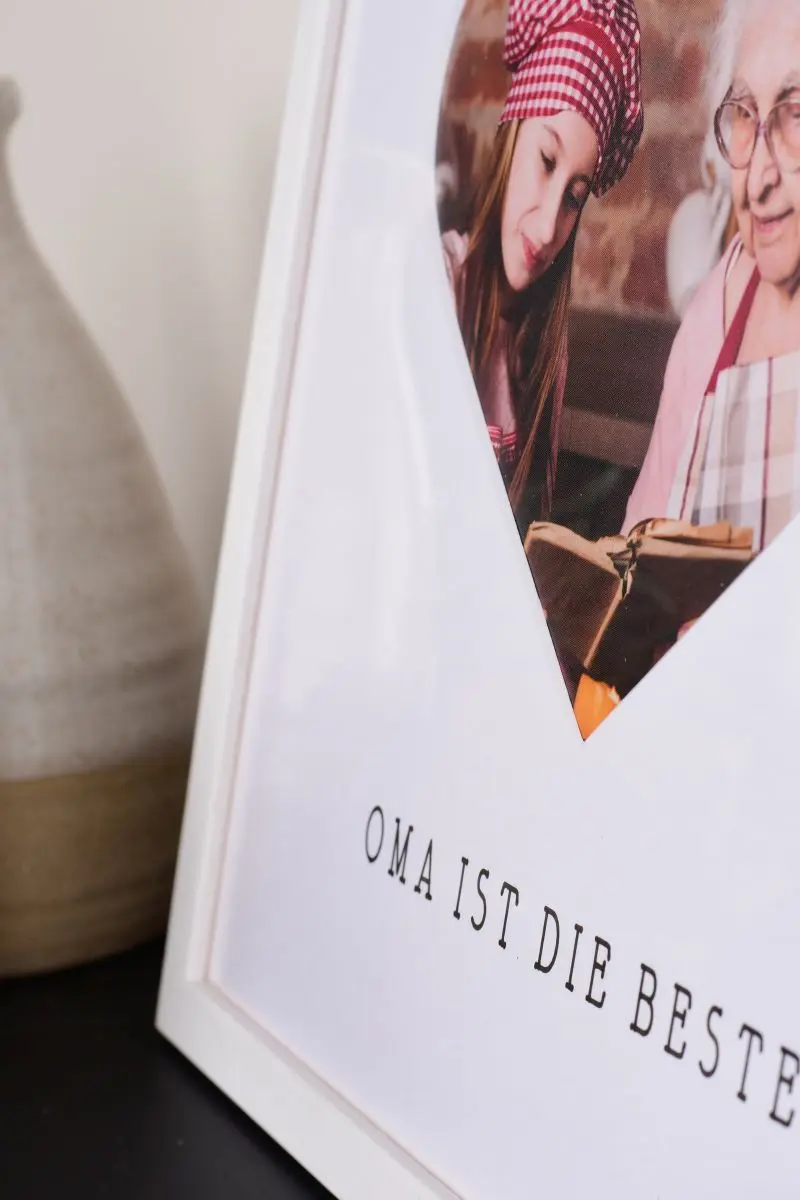 Découvre ce magnifique cadre photo MonCadrePréféré 30x30 Blanc, doté d'un passe-partout cœur unique, le cadeau idéal pour ta Mamie.