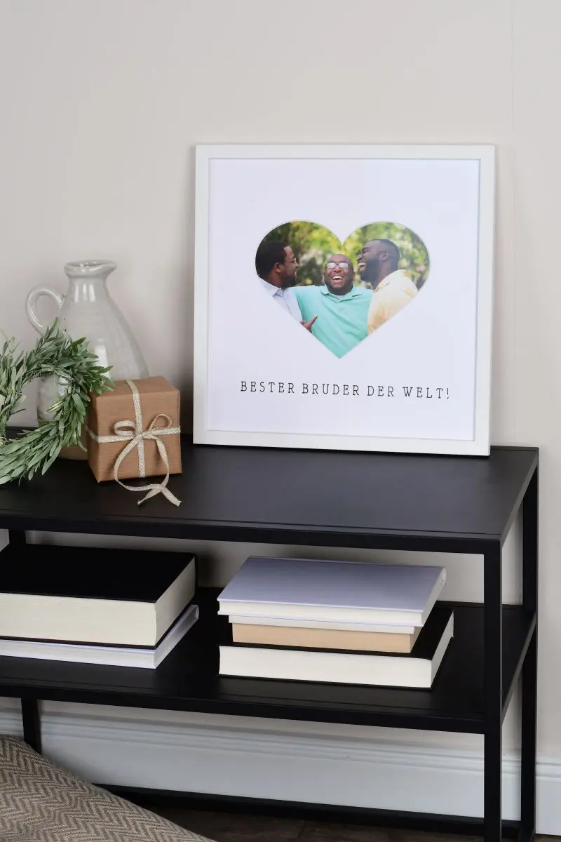 MonCadrePréféré te propose un cadre photo blanc 30x30 avec passe-partout coeur, idéal pour ton meilleur frère et une belle ambiance déco.
