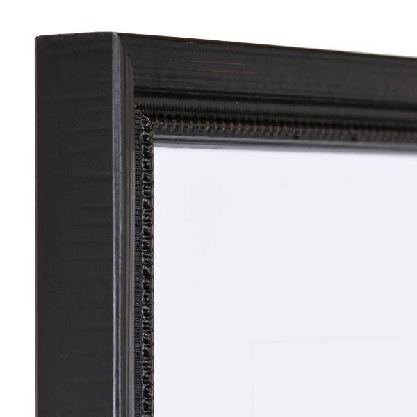 Admire le détail du coin de ce petit cadre photo baroque noir en bois. Trouve ton modèle chez MonCadrePréféré.