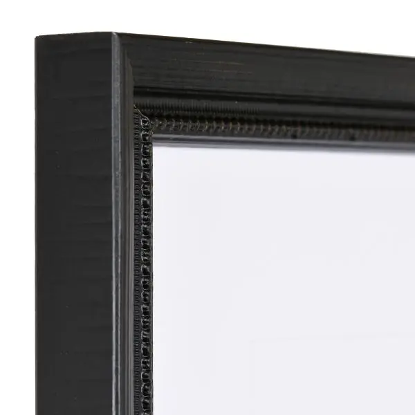 Admire le détail du coin de ce petit cadre photo baroque noir en bois. Trouve ton modèle chez MonCadrePréféré.