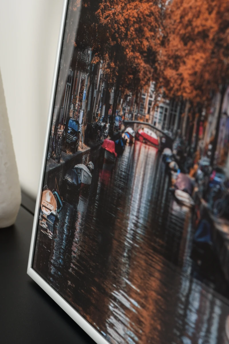 Gros plan du cadre photo aluminium Luca argenté, par MonCadrePréféré, décorant un intérieur moderne. Idéal pour tes images.